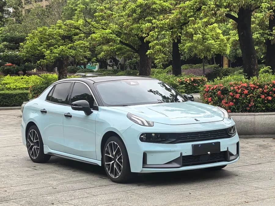 Lynk & Co 03