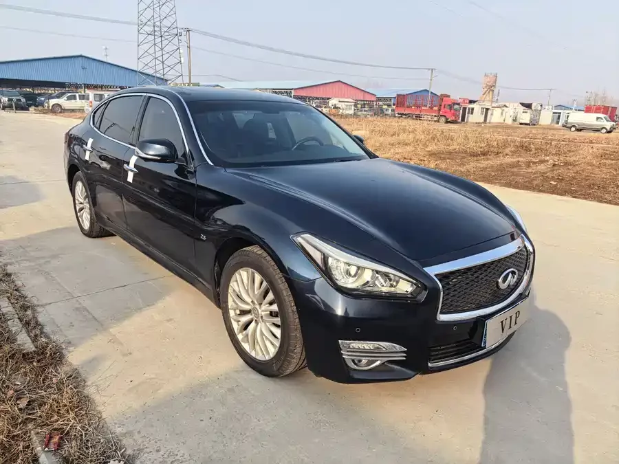 Infiniti Q70