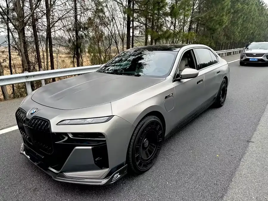 BMW i7