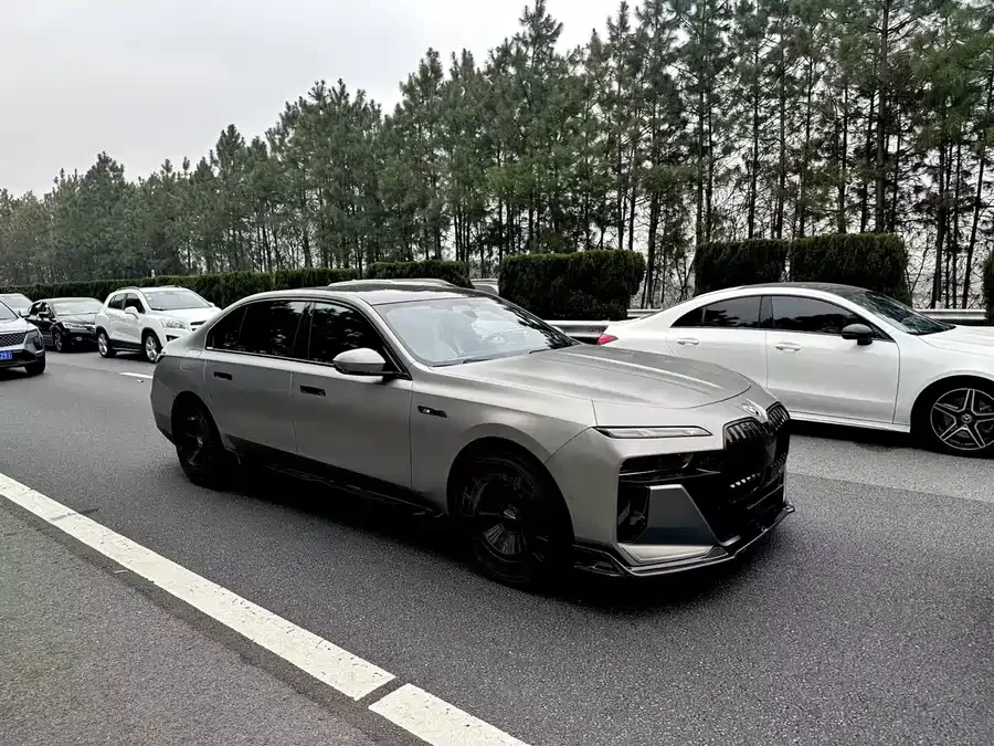 BMW i7