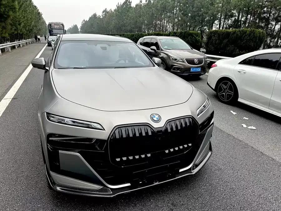 BMW i7