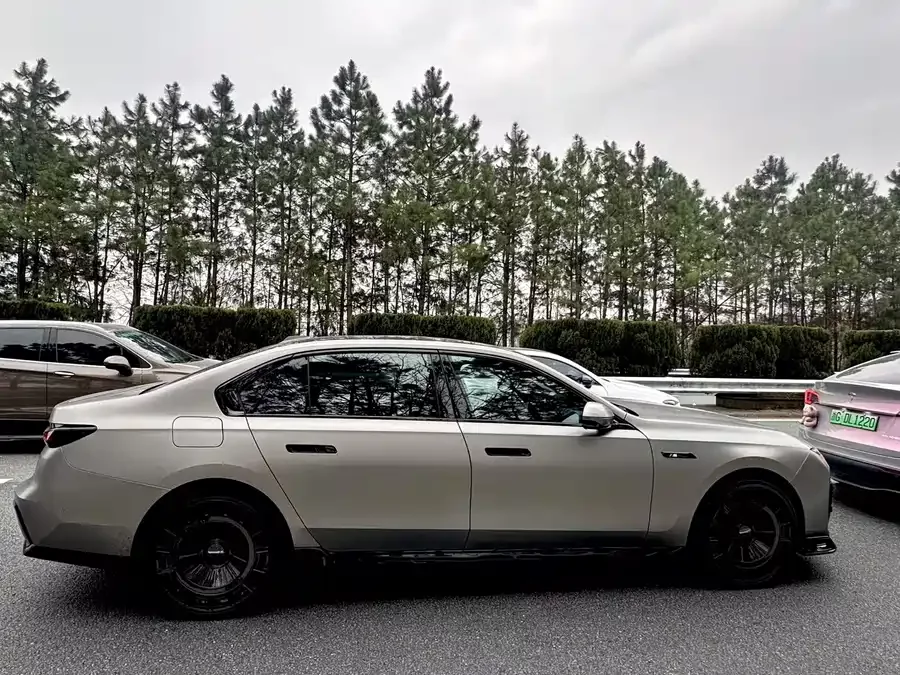 BMW i7