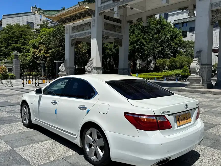 Lexus LS