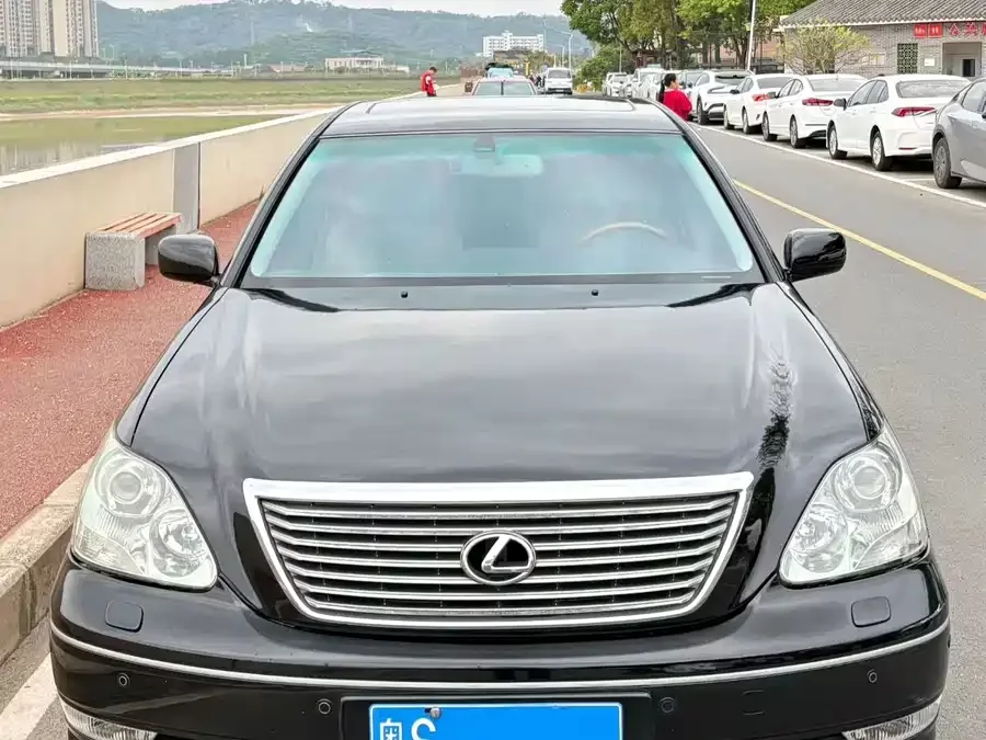 Lexus LS