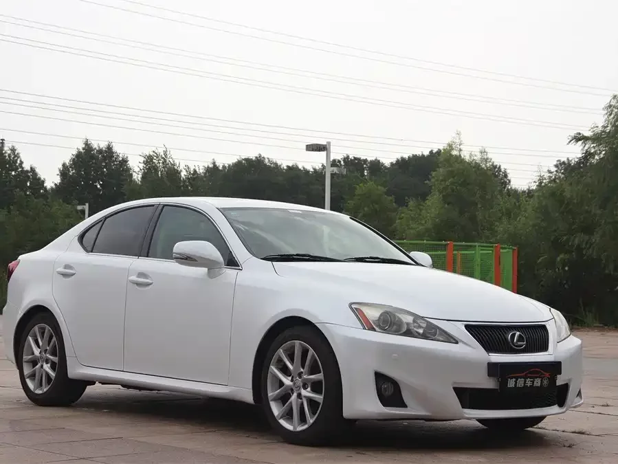 Lexus IS