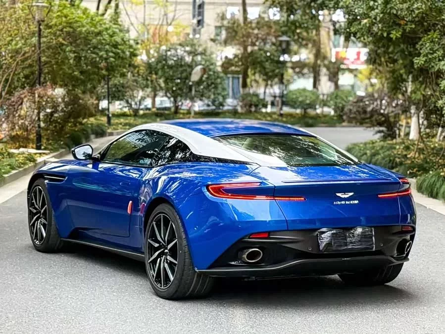 Aston Martin DB11
