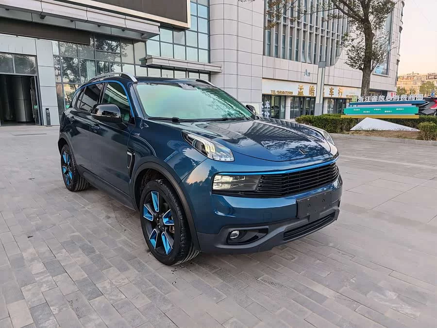 Lynk & Co 01