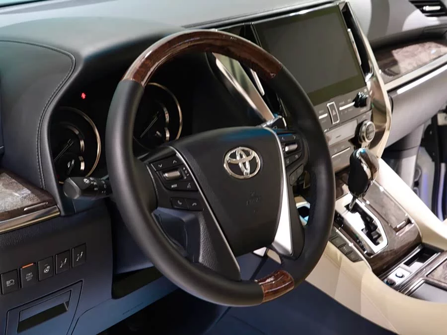 Toyota Crown Vellfire