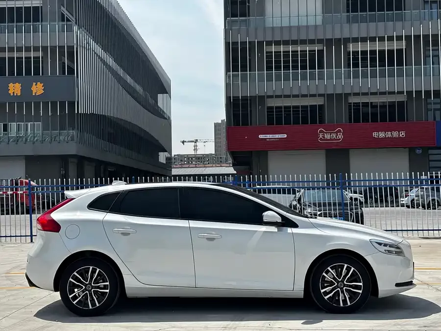 Volvo V40