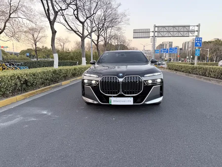 BMW i7