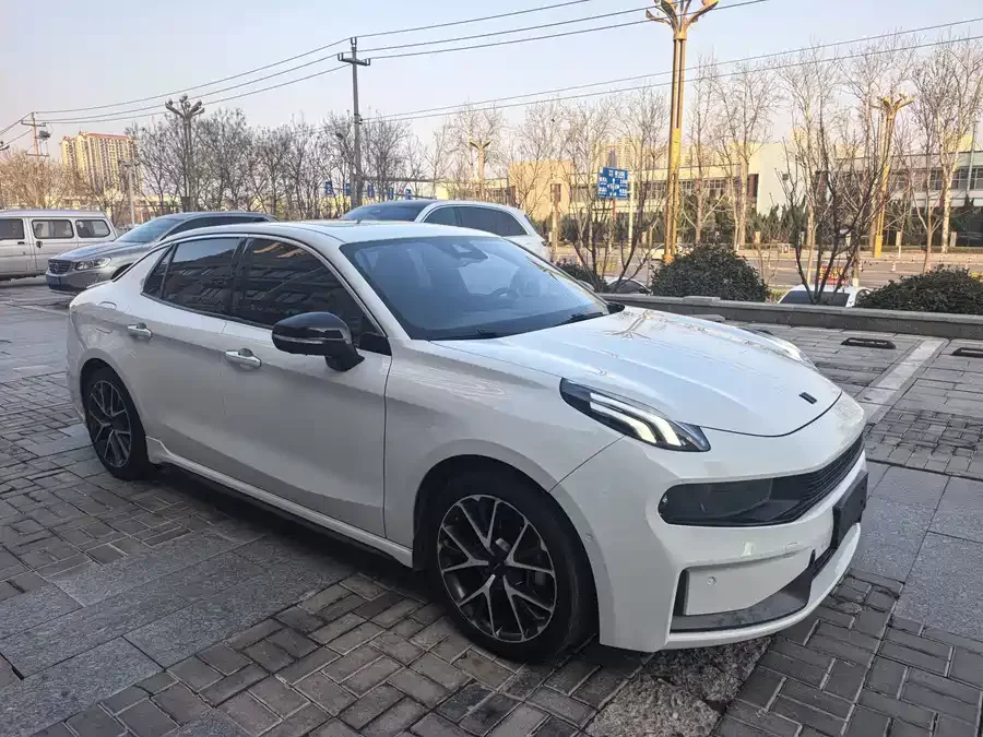 Lynk & Co 03