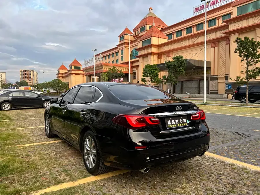 Infiniti Q70
