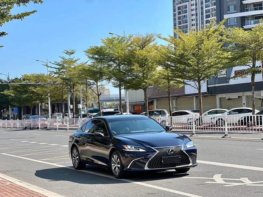 Lexus ES