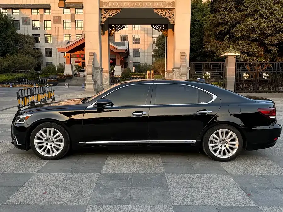 Lexus LS