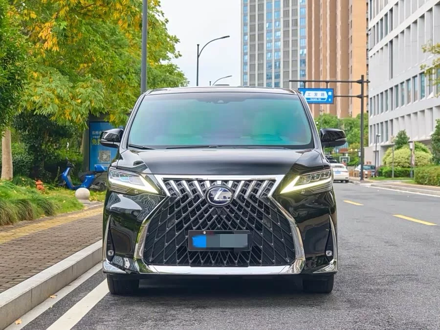 Lexus LM