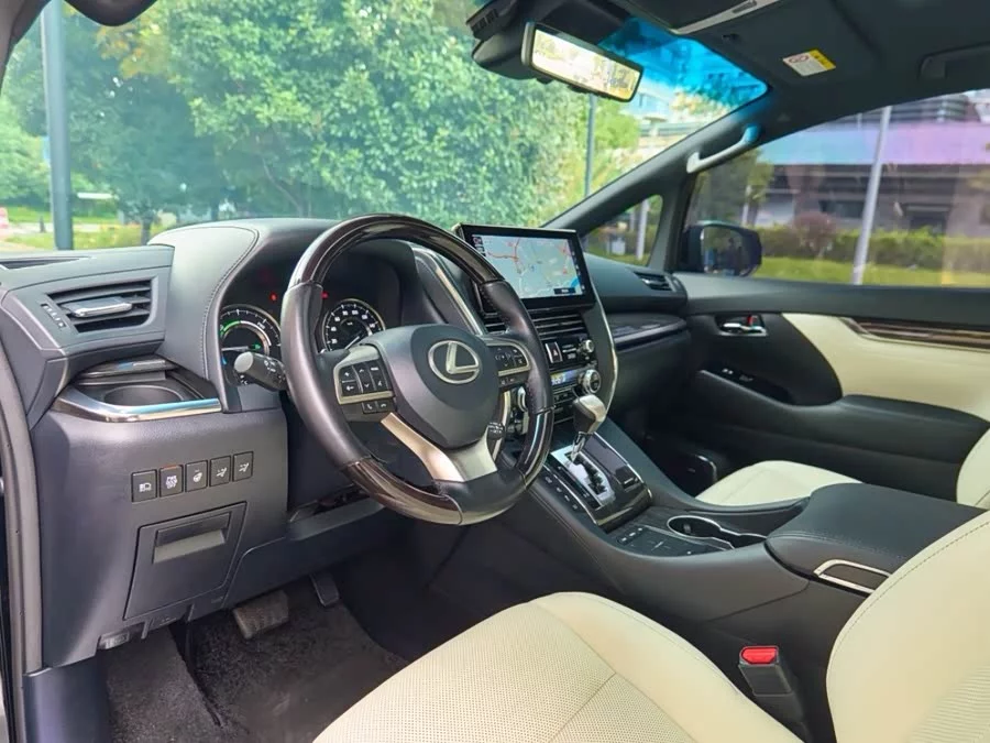 Lexus LM