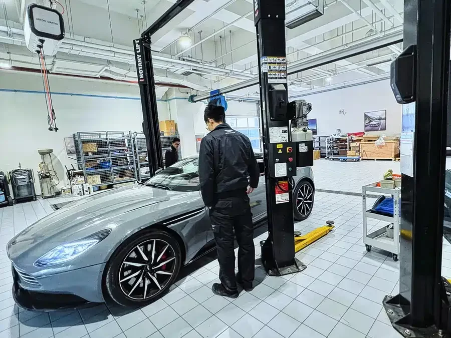 Aston Martin DB11