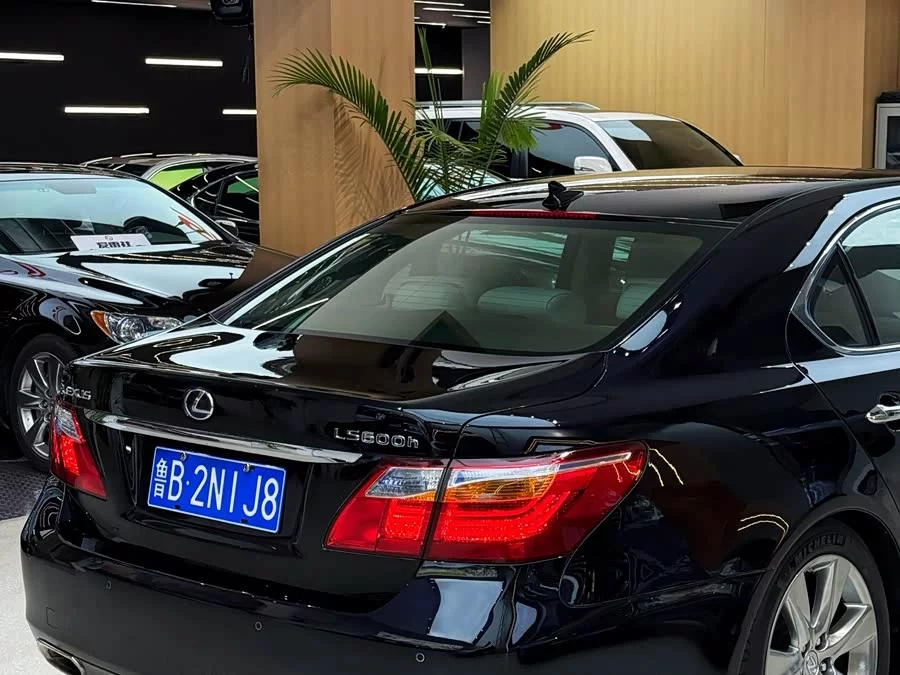 Lexus LS
