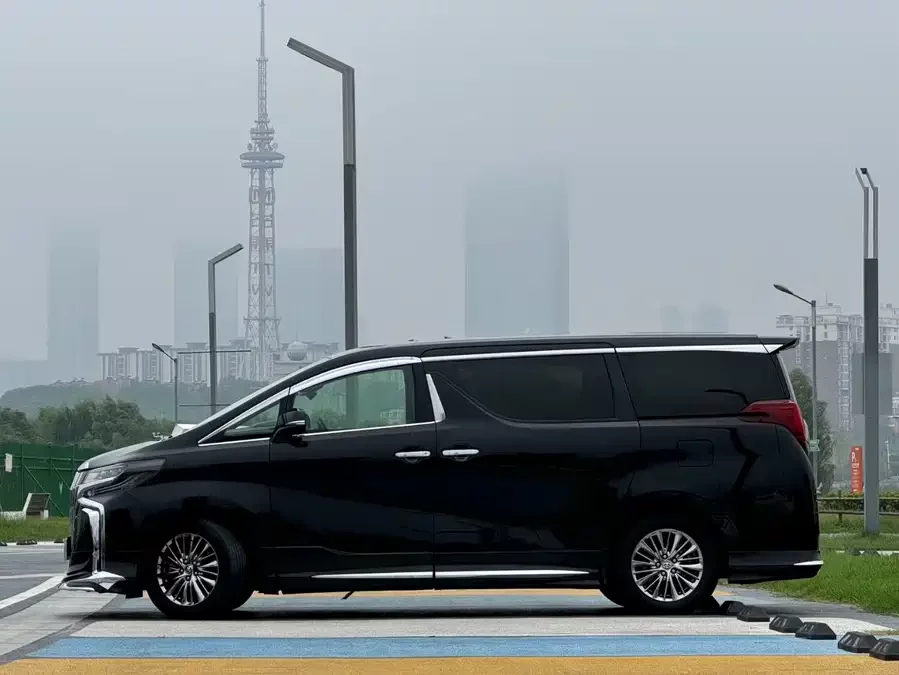 Toyota Crown Vellfire