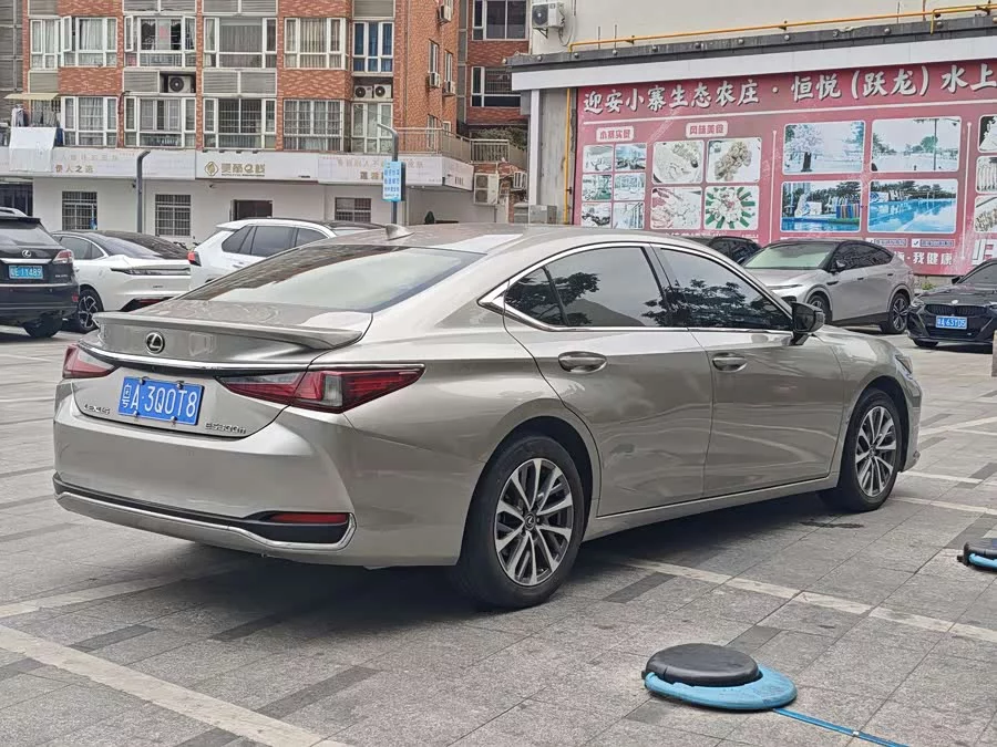 Lexus ES