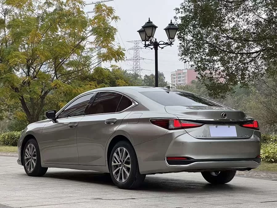 Lexus ES