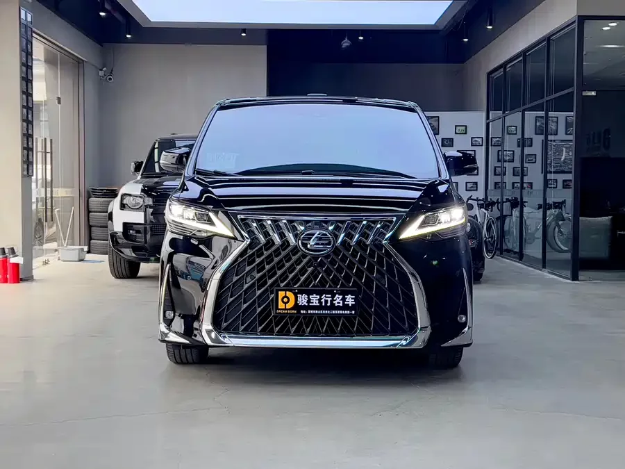 Lexus LM