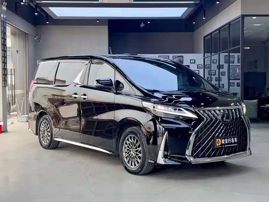 Lexus LM