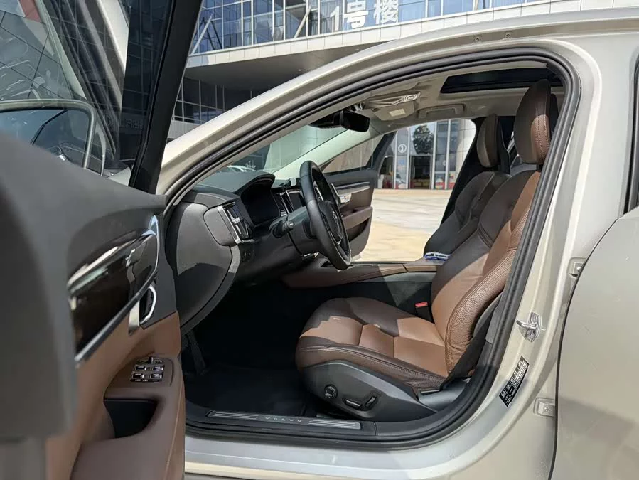 Volvo S90