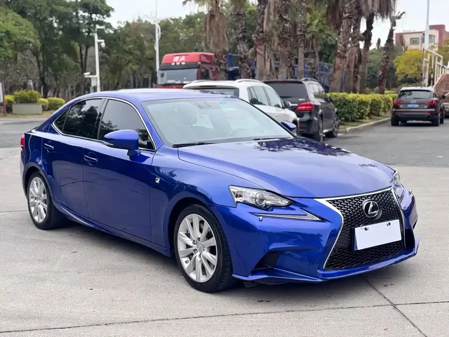 Lexus IS