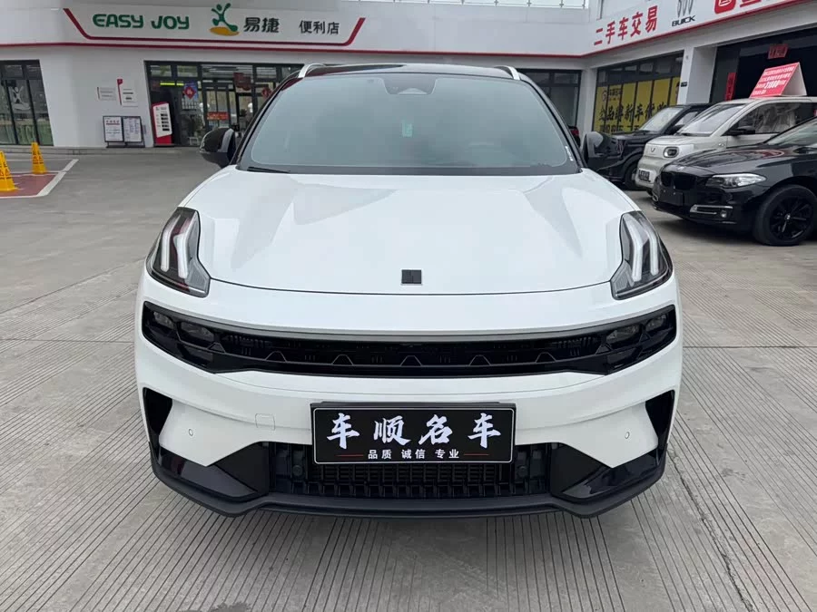 Lynk & Co 06