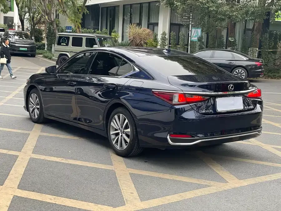 Lexus ES