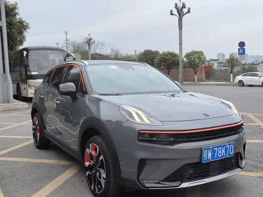 Lynk & Co 06