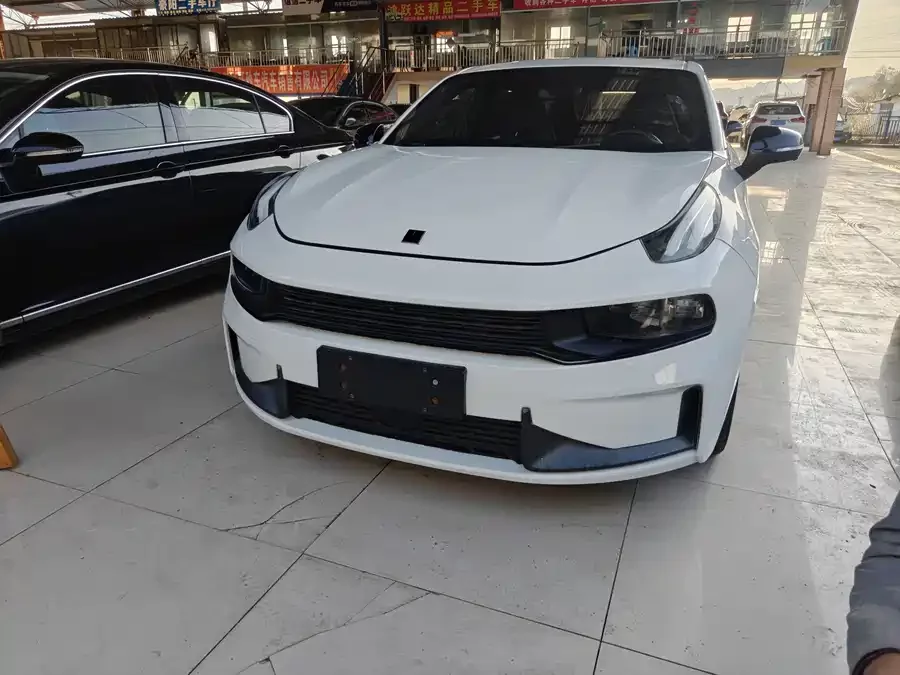 Lynk & Co 03
