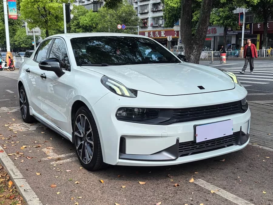 Lynk & Co 03
