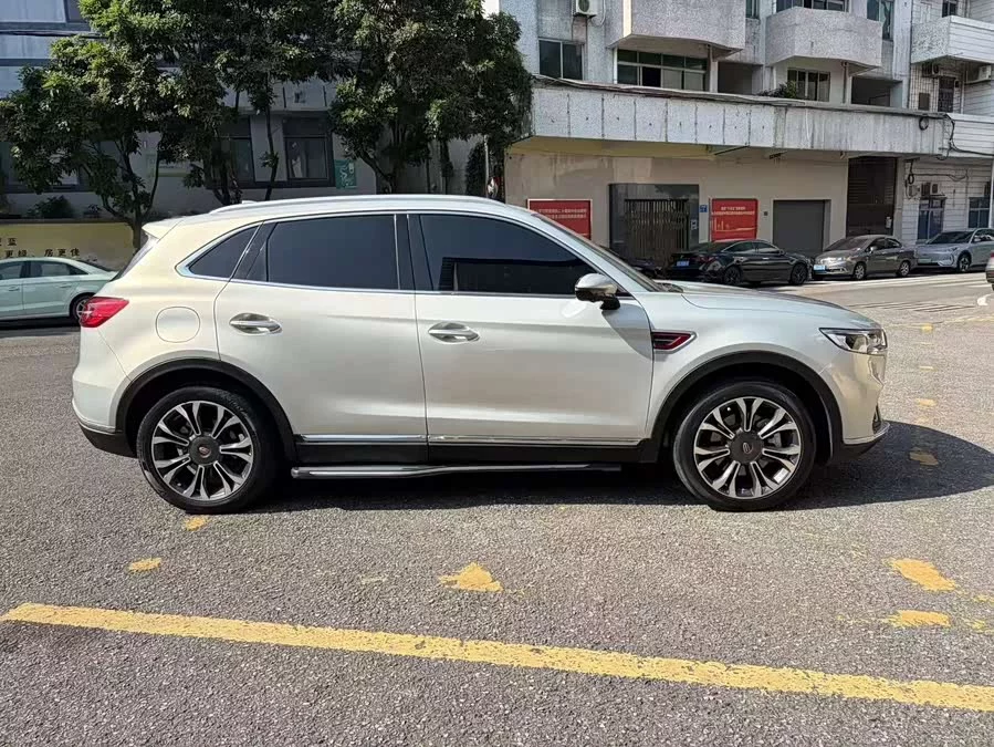 Hongqi HS5