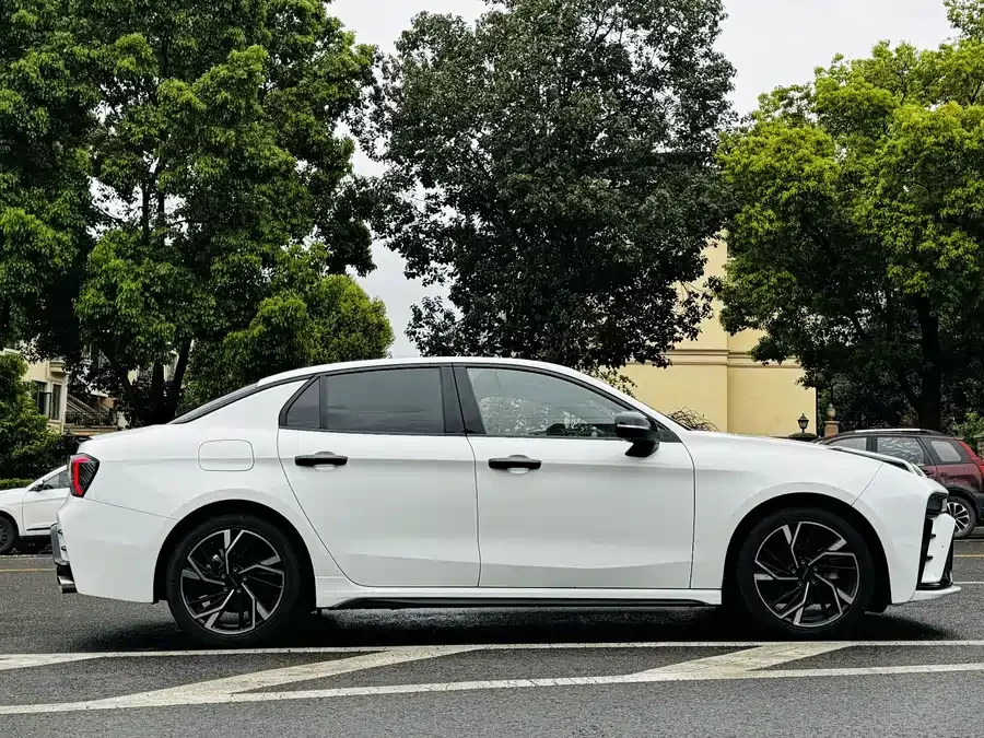 Lynk & Co 03