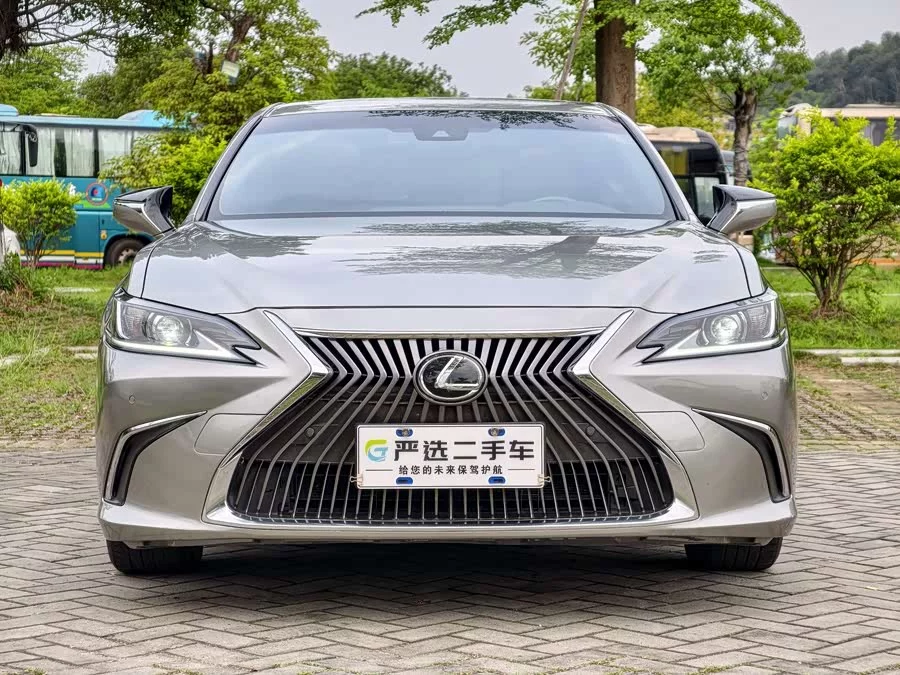 Lexus ES