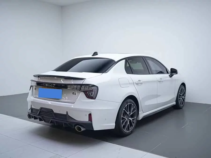 Lynk & Co 03
