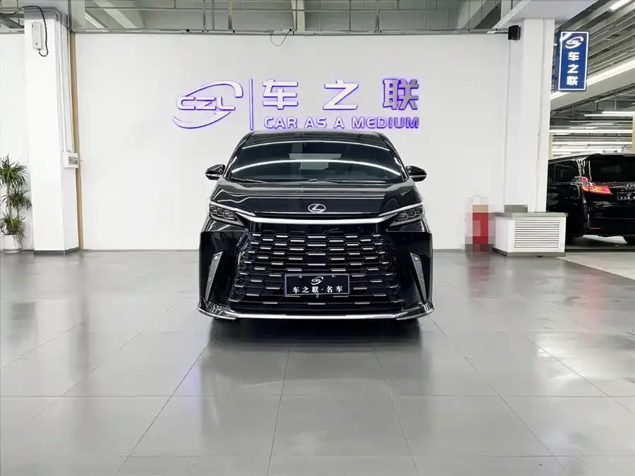 Lexus LM