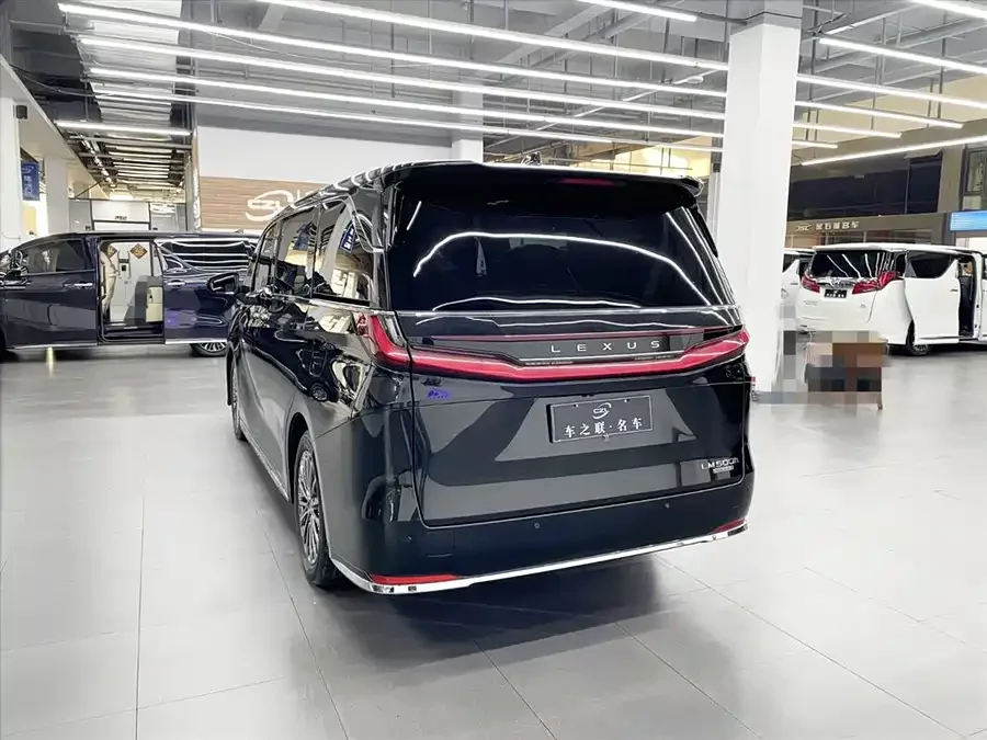 Lexus LM