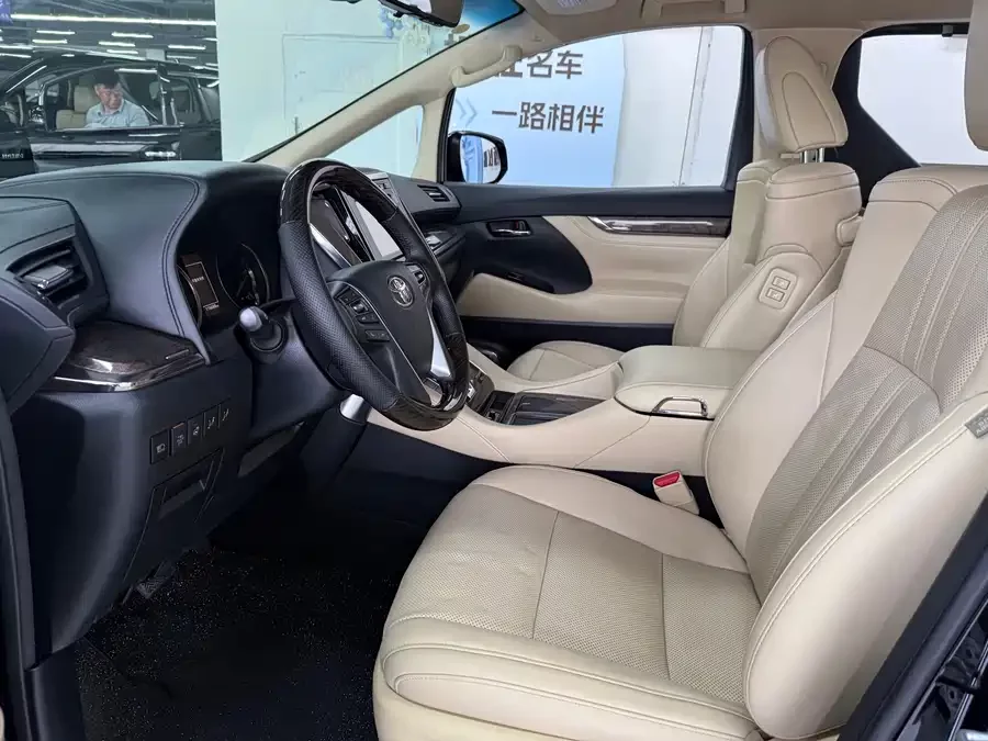 Toyota Crown Vellfire