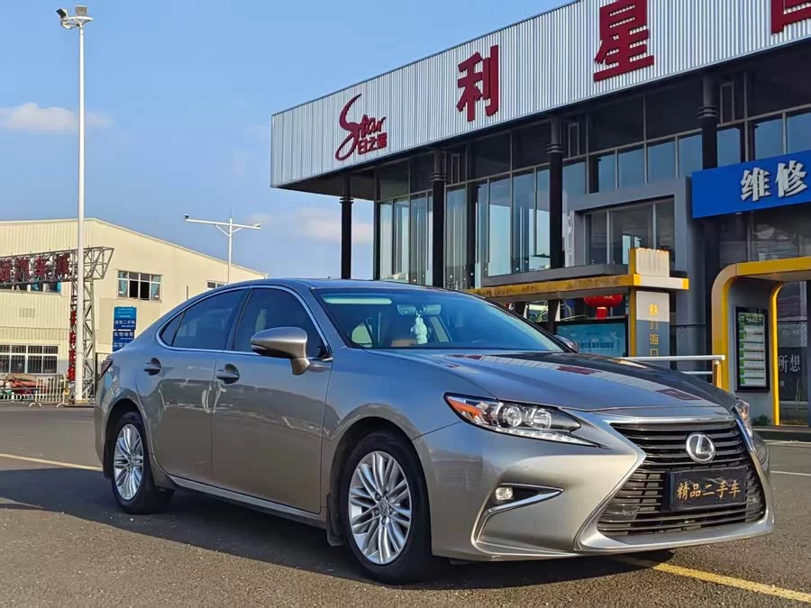 Lexus ES