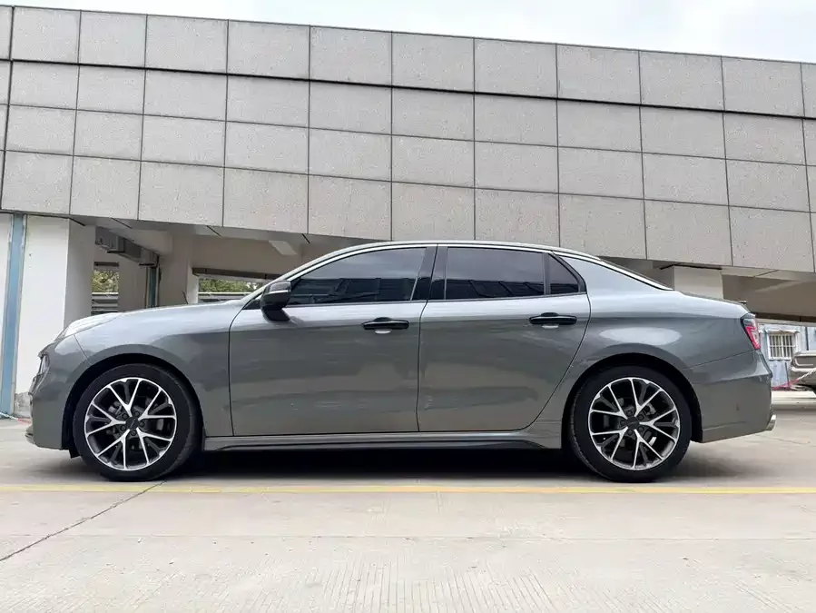 Lynk & Co 03