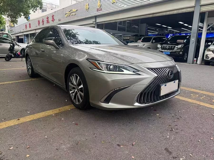 Lexus ES