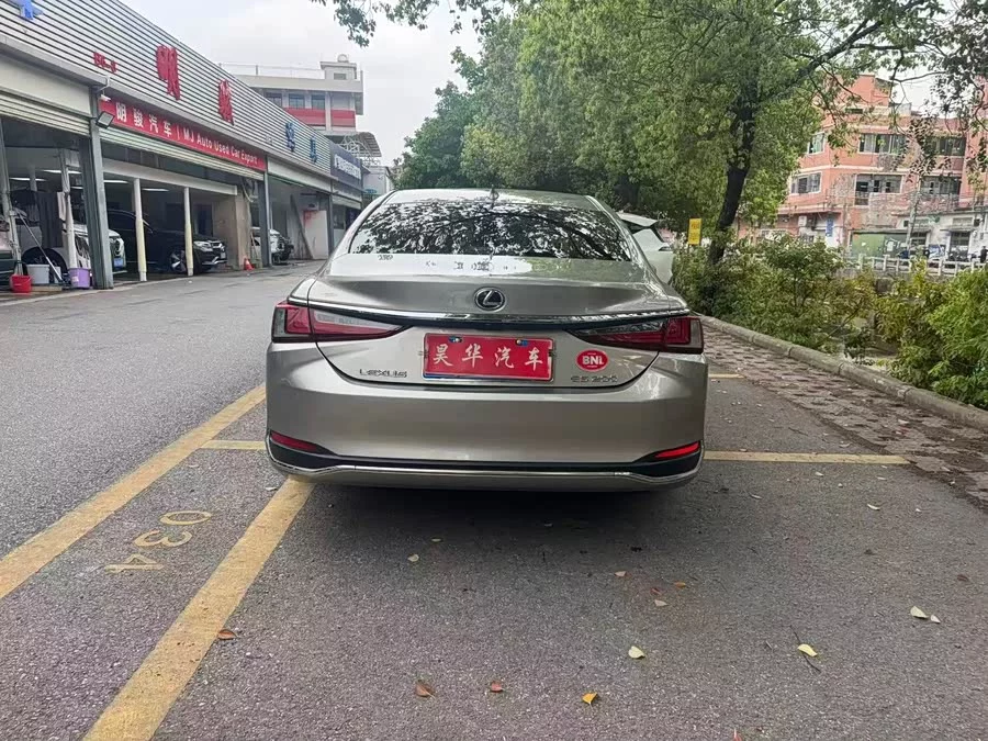 Lexus ES