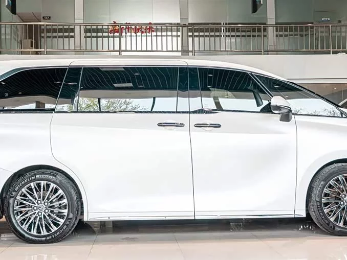 Lexus LM