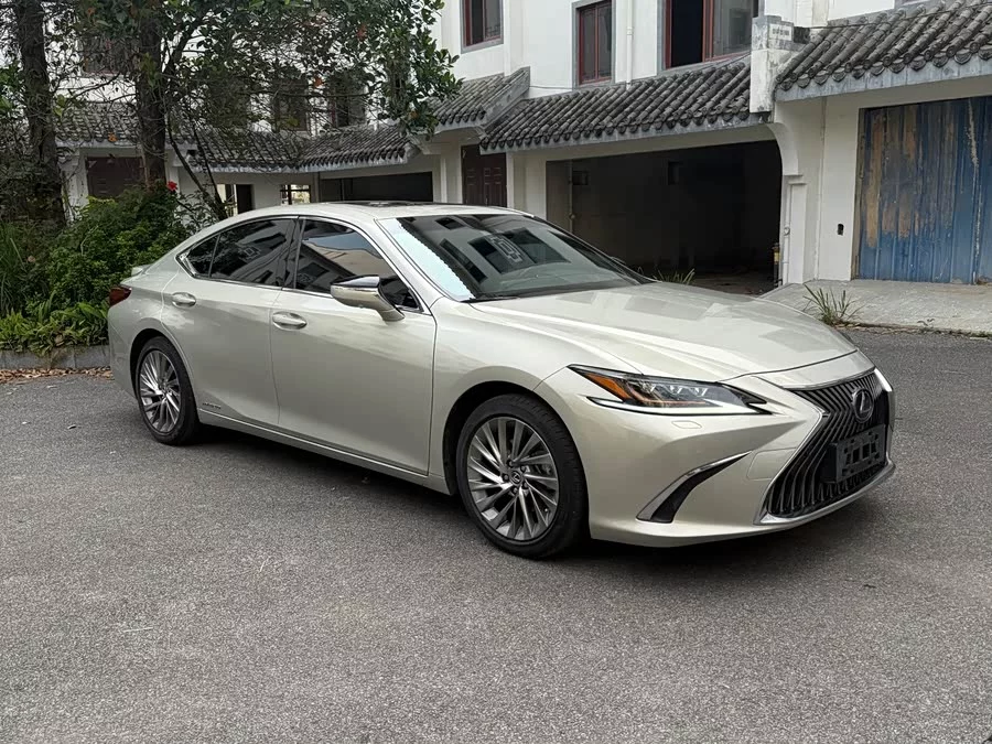 Lexus ES