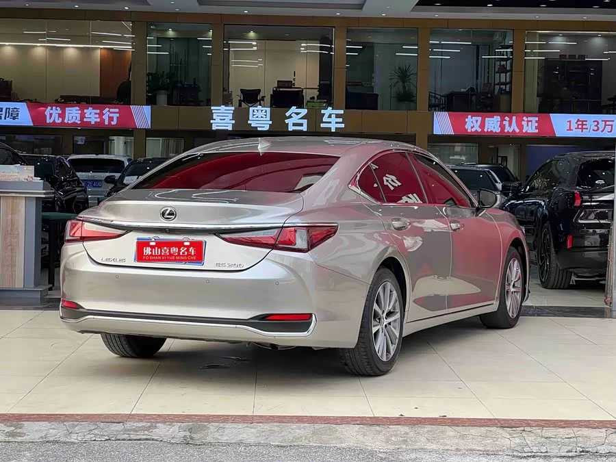 Lexus ES