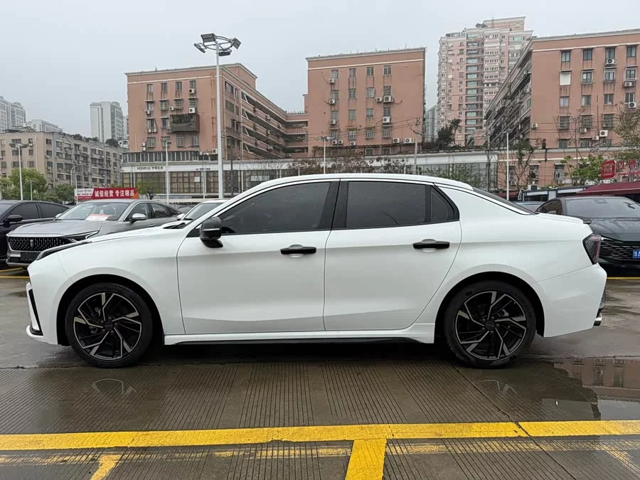 Lynk & Co 03