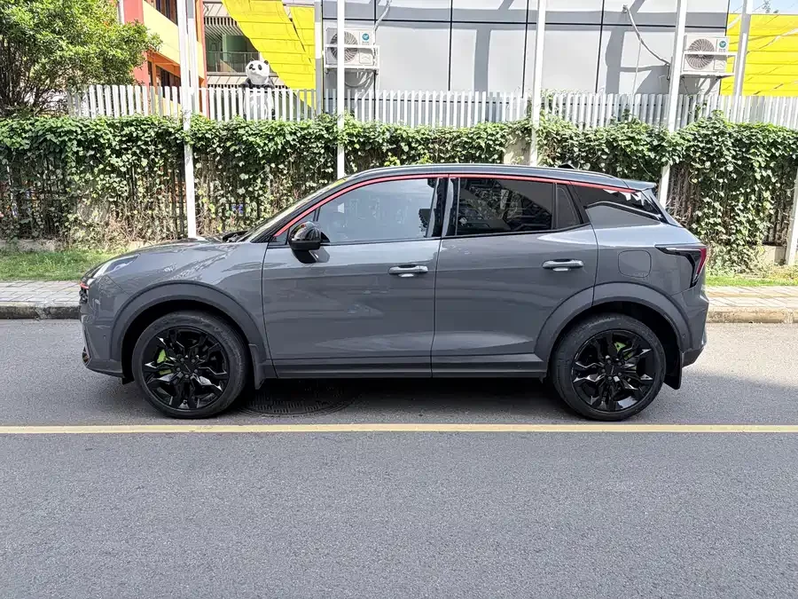 Lynk & Co 06